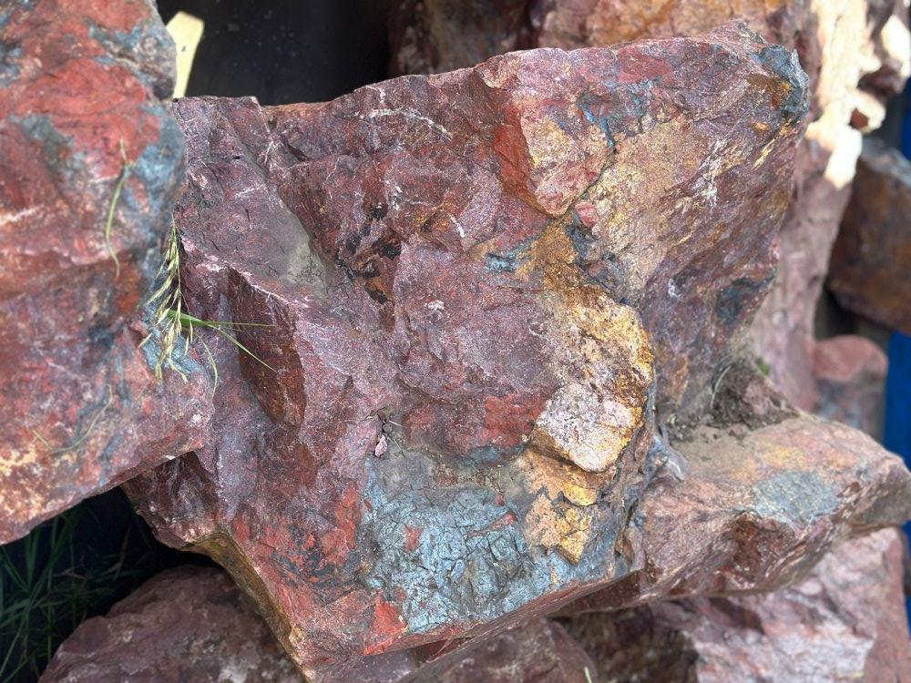 Камни для ландшафтного дизайна красно-фиолетовые 10-60 килограмм купить в Феодосии