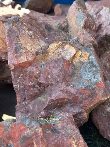 Камни для ландшафтного дизайна красно-фиолетовые 10-60 килограмм купить в Феодосии