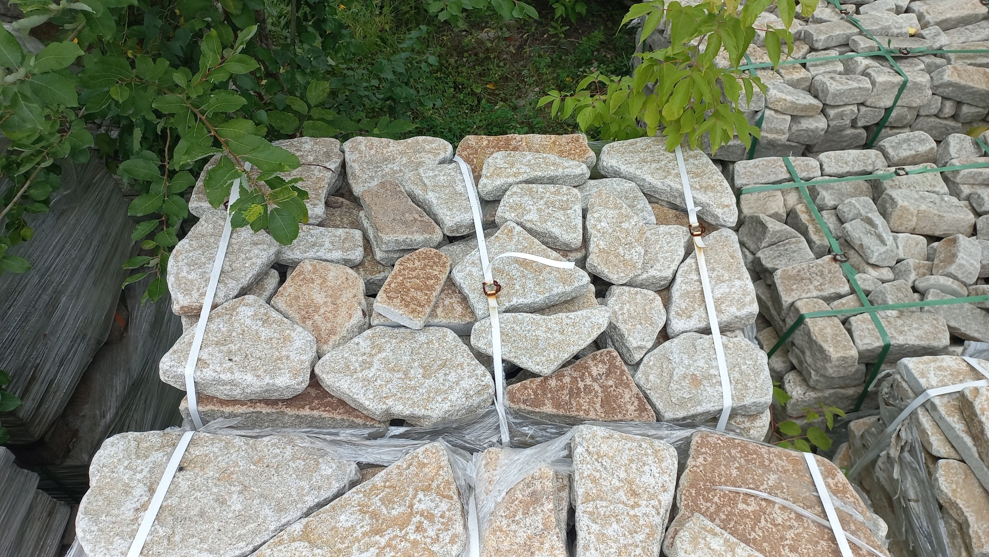 Плитняк галтованный гранитный для ландшафтного дизайна купить в Феодосии