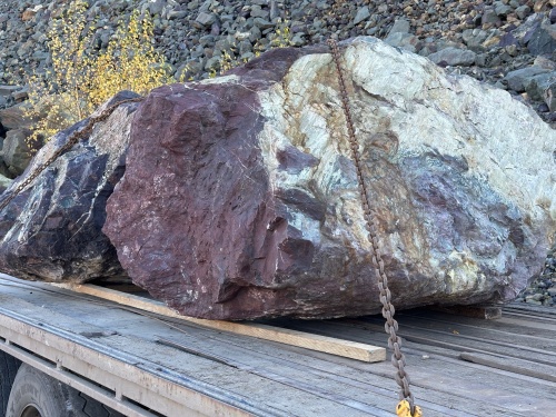 Огромные красно-фиолетовые валуны для ландшафтного дизайна весом более 5 тонн купить в Феодосии
