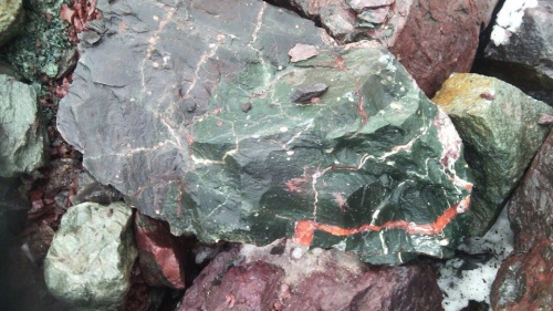 Гигантские зелёные валуны для ландшафтного дизайна весом более 5 тонн купить в Феодосии