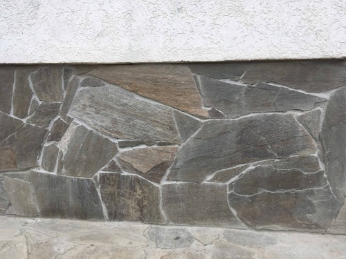 Плитняк златолит Уральский для цоколя, отмостки купить в Феодосии