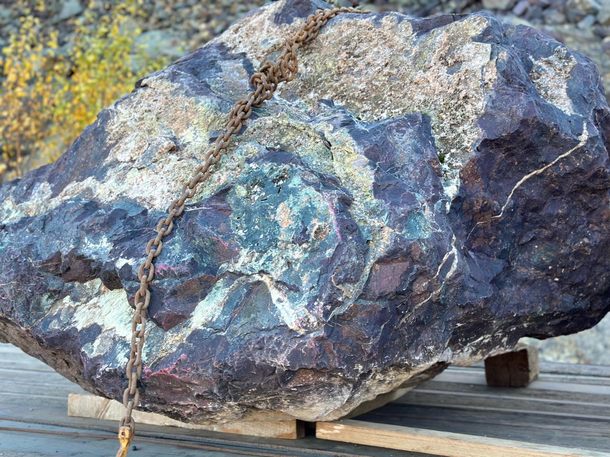 Огромные красно-фиолетовые валуны для ландшафтного дизайна весом более 5 тонн купить в Феодосии