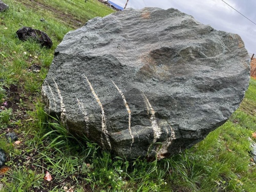 Гигантские зелёные валуны для ландшафтного дизайна весом более 5 тонн купить в Феодосии