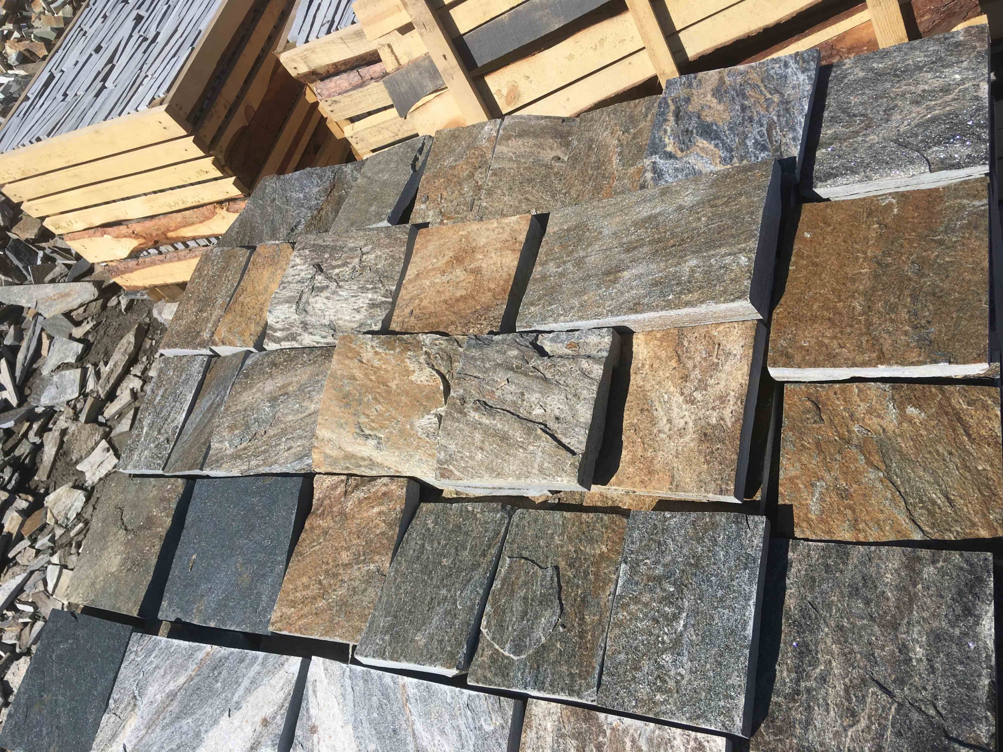 Плитка пилёная златолит Уральский для фасада купить в Феодосии