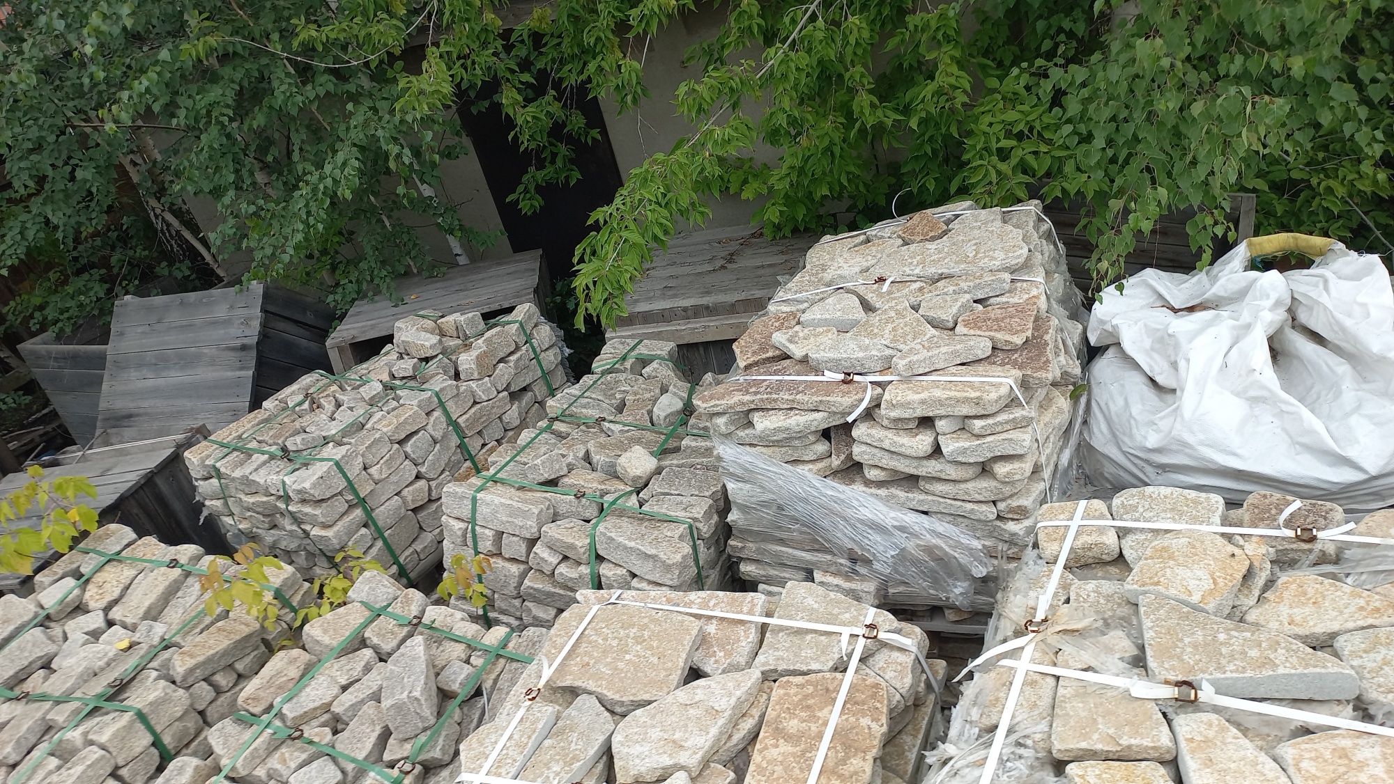 Плитняк гранитный галтованный купить в Феодосии