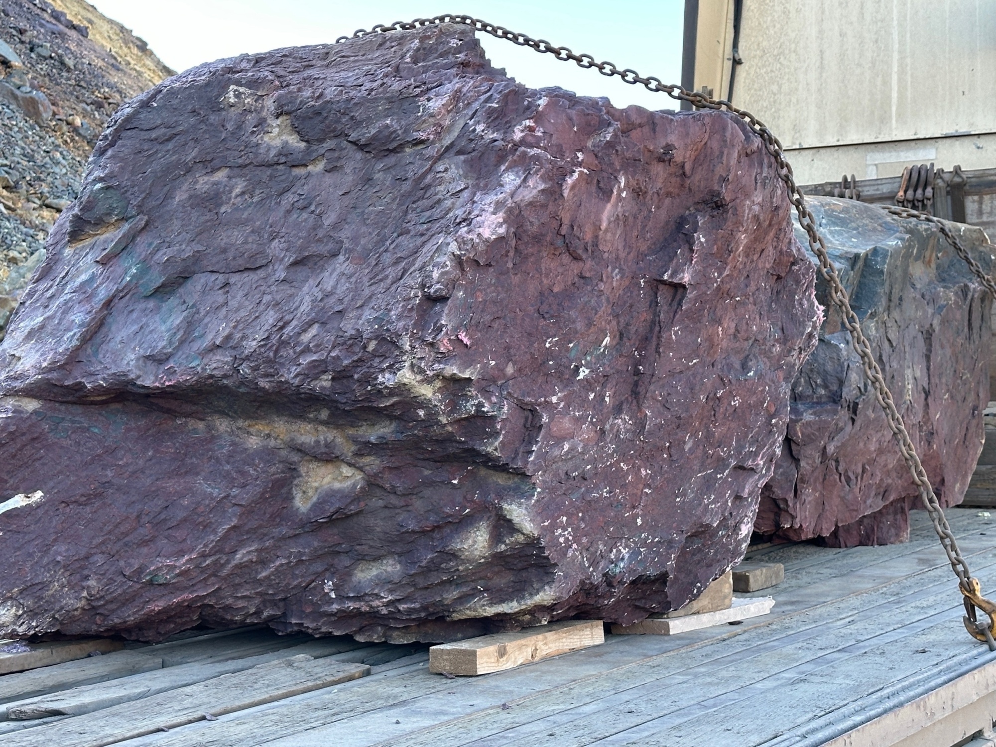 Огромные красно-фиолетовые валуны для ландшафтного дизайна весом более 5 тонн купить в Феодосии