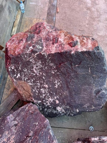 Камни для ландшафтного дизайна красно-фиолетовые 10-60 килограмм купить в Феодосии