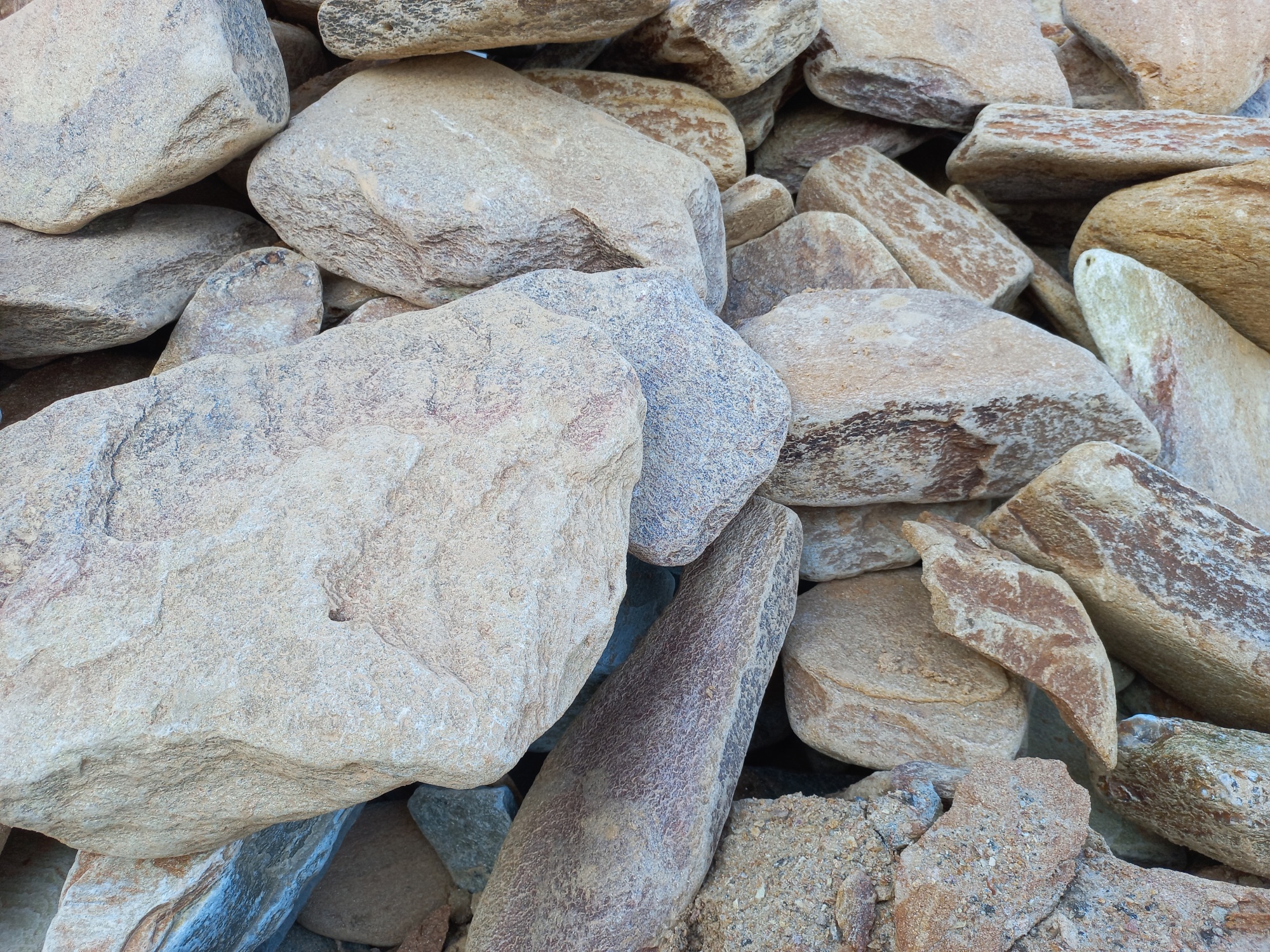 Златолит жёлтый, жёлто-зелёный глыбки и валуны для ланшафтного дизайна купить в Феодосии