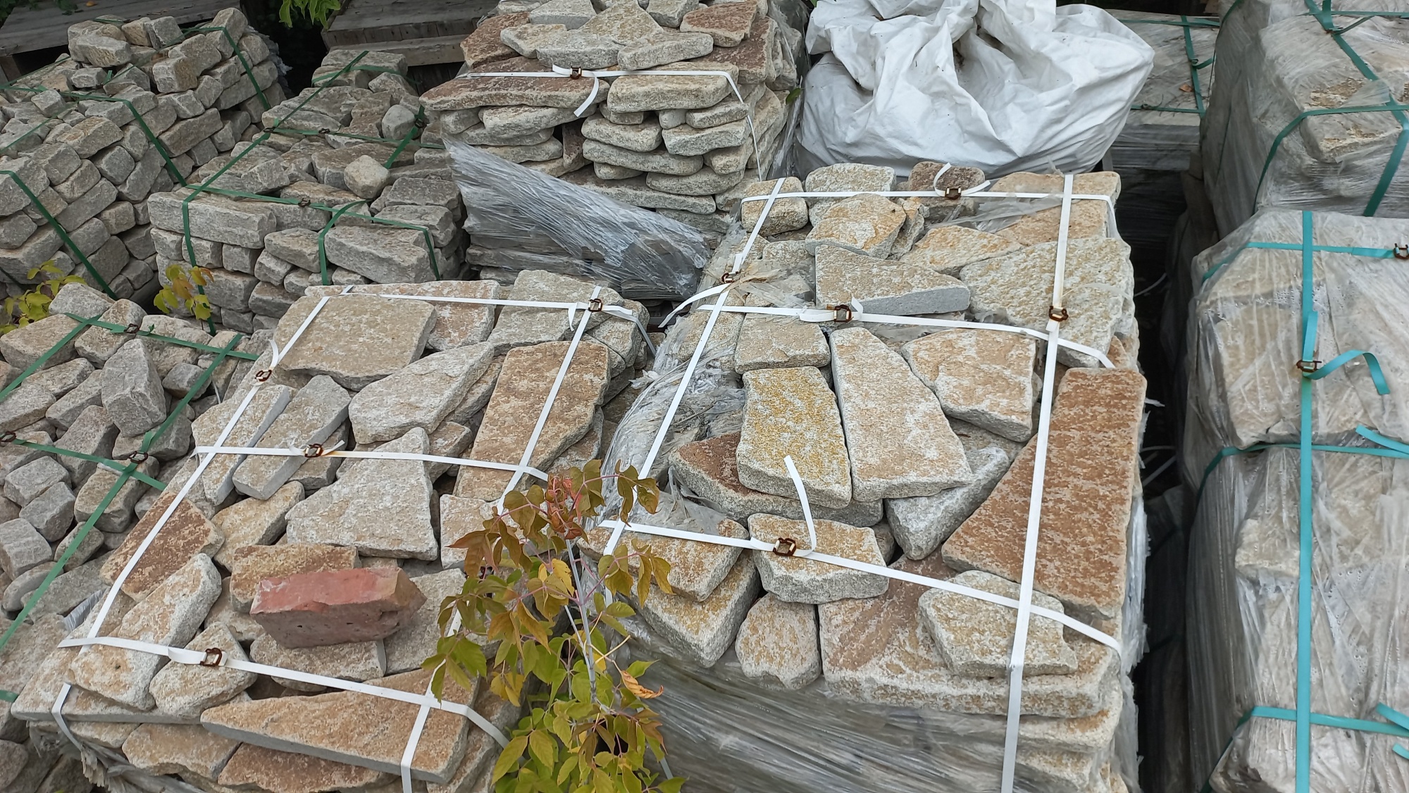 Плитняк гранитный галтованный купить в Феодосии