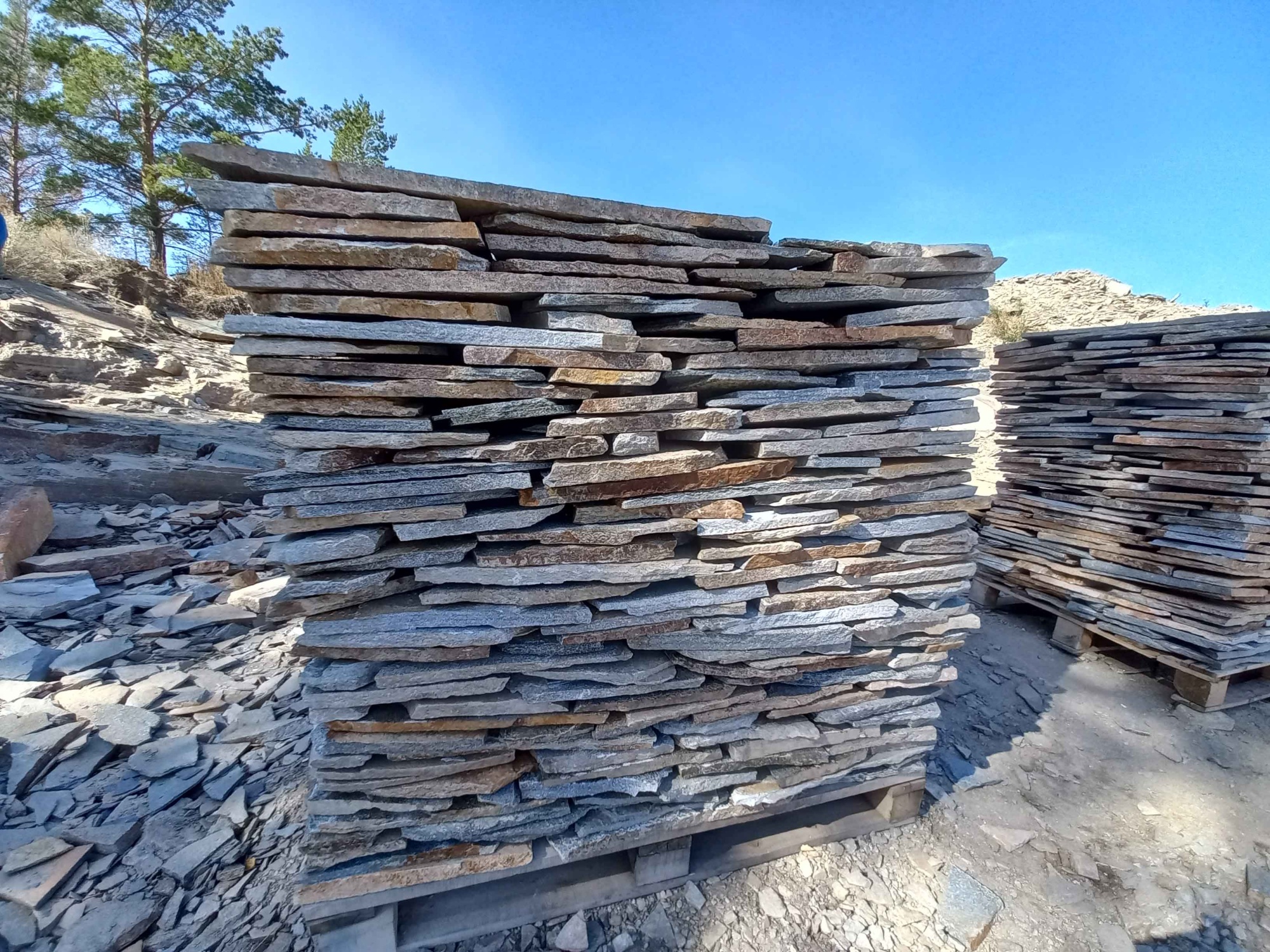 Плитняк златолит серебристый для фасада купить в Феодосии