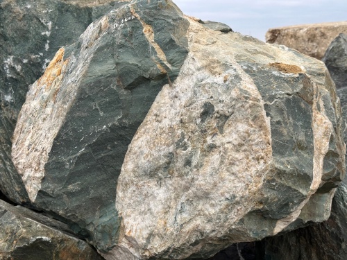 Гигантские зелёные валуны для ландшафтного дизайна весом более 5 тонн купить в Феодосии