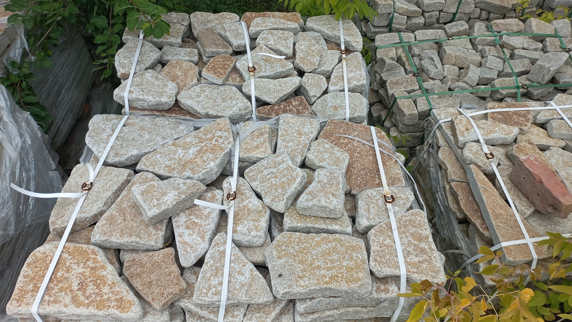 Гранитный плитняк галтованный для мощения купить в Феодосии