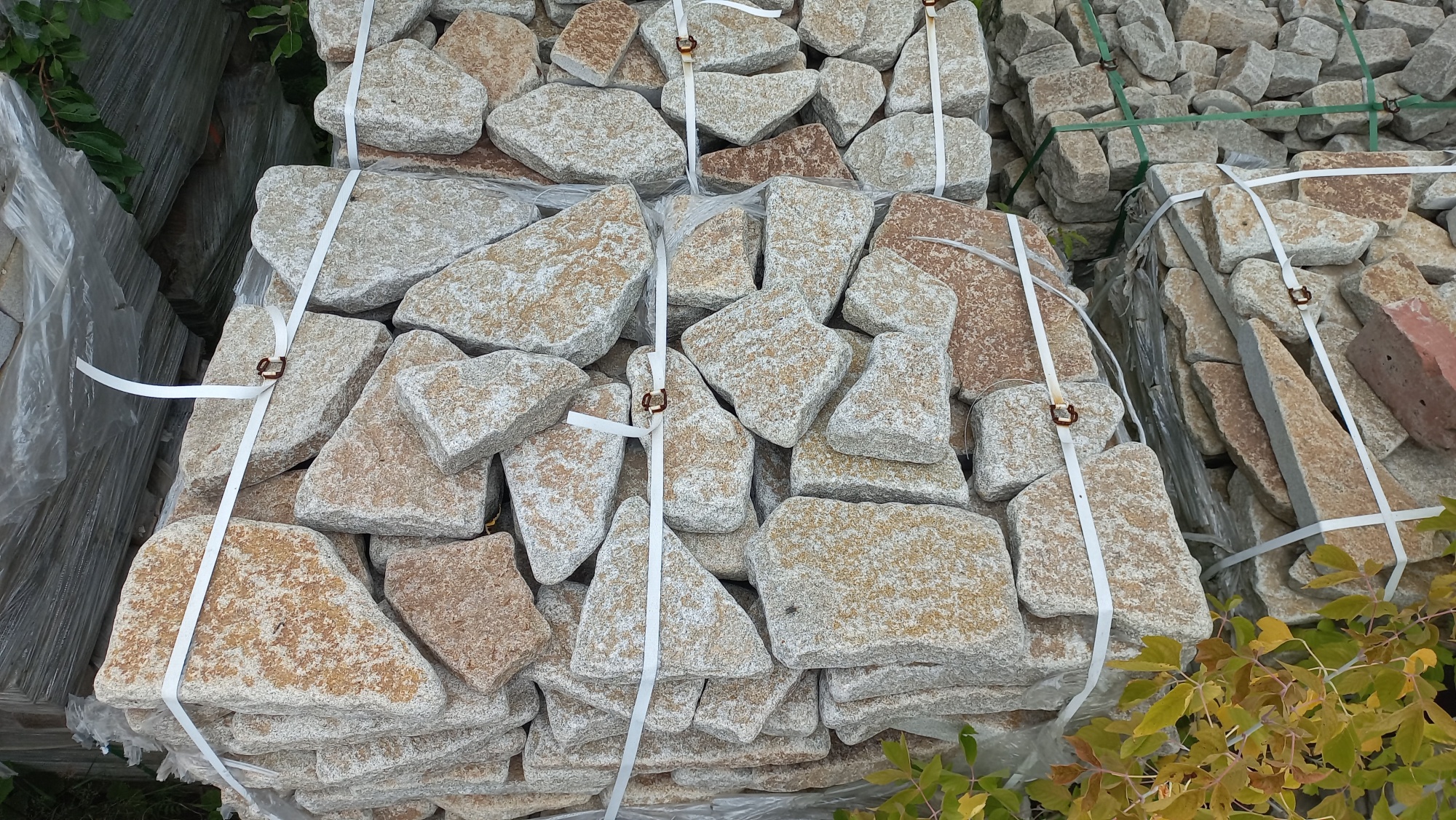 Плитняк галтованный гранитный для ландшафтного дизайна купить в Феодосии