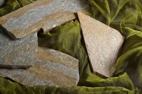 Плитняк златолит Уральский для цоколя, отмостки купить в Феодосии