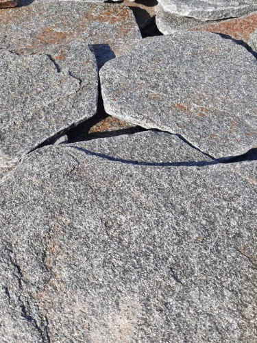 Златолит серебристый галтованный для лестниц купить в Феодосии